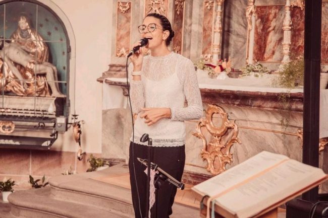 Hochzeitssängerin für Hochzeiten in Baden-Baden, Schloss Eberstein und Weingut Nägelsförst. Isabell ist Mitglied der Blackforest-Wedding-Crew