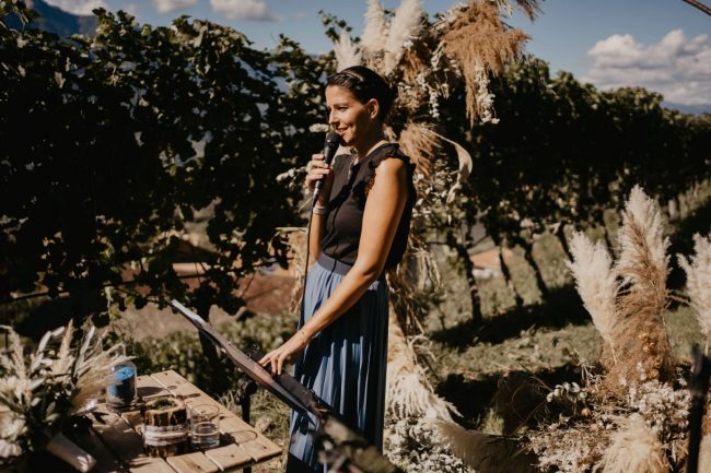 Hochzeitssängerin für Hochzeiten in Baden-Baden, Schloss Eberstein und Weingut Nägelsförst. Isabell ist Mitglied der Blackforest-Wedding-Crew