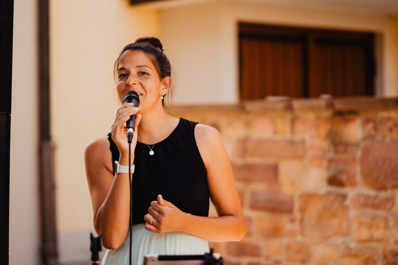 Hochzeitssängerin für Hochzeiten in Baden-Baden, Schloss Eberstein und Weingut Nägelsförst. Isabell ist Mitglied der Blackforest-Wedding-Crew