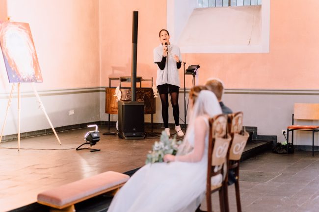 Hochzeitssängerin für Hochzeiten in Baden-Baden, Schloss Eberstein und Weingut Nägelsförst. Isabell ist Mitglied der Blackforest-Wedding-Crew