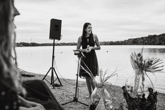 Hochzeitssängerin für Hochzeiten in Baden-Baden, Schloss Eberstein und Weingut Nägelsförst. Isabell ist Mitglied der Blackforest-Wedding-Crew