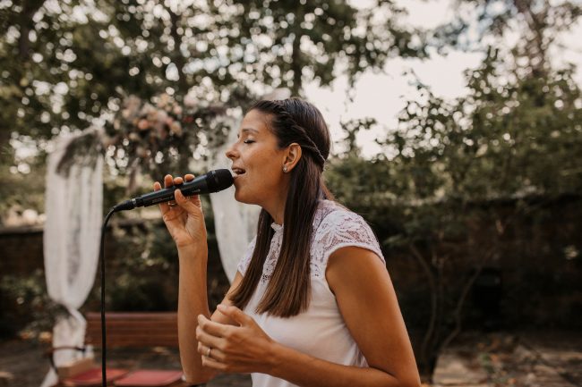 Hochzeitssängerin für Hochzeiten in Baden-Baden, Schloss Eberstein und Weingut Nägelsförst. Isabell ist Mitglied der Blackforest-Wedding-Crew