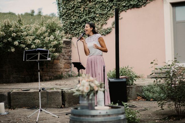 Hochzeitssängerin für Hochzeiten in Baden-Baden, Schloss Eberstein und Weingut Nägelsförst. Isabell ist Mitglied der Blackforest-Wedding-Crew